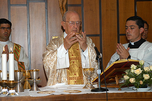 Father Marcial Maciel celebrates Mass in Rome.