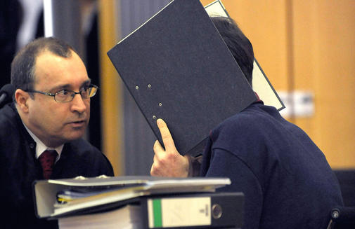 Sechs Jahre Haft: Der verurteilte Pfarrer (r.) wahrend des Prozesses mit seinem Anwalt.