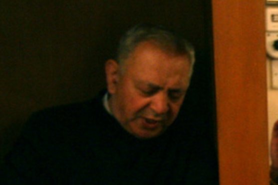 Ein Priester nimmt die Beichte ab: Das Beichtgeheimnis soll auch bei Kindsmissbrauch bleiben (Symbolbild) (Bild: Keystone)