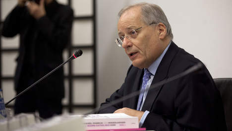 Commissievoorzitter Wim Deetman bij de presentatie van het rapport over seksueel misbruik in rooms-katholieke instellingen.