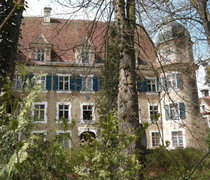 "Lasset die Kinder zu mir kommen" steht uber dem Eingang zum verfallenden Schloss Hurbel. Von 1908 an war hier ein Heim fur Sauglinge und Kleinkinder. 1980 haben die Franziskanerinnen das Heim geschlossen. Foto: Alfred Wiedemann