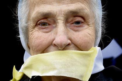 Nun in silent protest outside the Papal Nuncio's home in Dublin