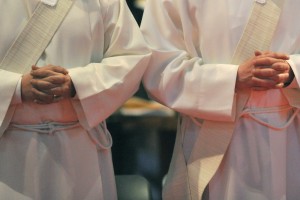 Erzbistum Freiburg im Breisgau: Priesteranwarter falten ihre Hande im Freiburger Munster