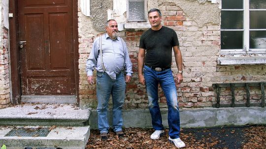 Paul Nagele (links) und Elvis Stiurins vor dem verfallenen Sauglingsheim im baden-wurttembergischen Dorf Hurbel
