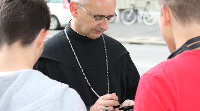 Der twitternde Einsiedler Abt Martin Werlen im Gesprach mit Jugendlichen in Bern (Bild: Josef Bossart, 2011)