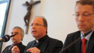 Der Missbrauchsbeauftragte der Deutschen Bischofskonferenz, der Trierer Bischof Stephan Ackermann (M.): „Keine zufalls- oder uberfallartige Taten“