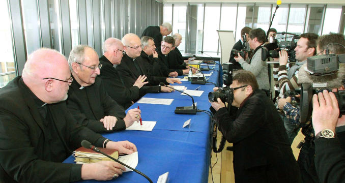 Gro?es Medieninteresse bei der Bischofsversammlung in Trier: (von links) Kardinal Reinhard Marx (Munchen), der Kolner Kardinal Joachim Meisner, Nuntius Jean-Claude Perisset, Erzbischof Robert Zollitsch (Freiburg), Kardinal Karl Lehmann (Mainz) und Rainer Maria Woelki (Berlin). TV-Fotos (2): Friedemann Vetter