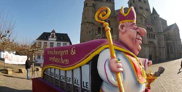 Einen Karnevalswagen mit der Aufschrift "Verschweigen & Vertuschen" liehen Dusseldorfer Karnevalisten einem Aktionsbundnis aus, das wahrend der Bischofskonferenz in Trier fur die luckenlose Aufklarung des Missbrauchsskandals in der katholische Kirche demonstrierte. Ob die Bischofe das lustig fanden? (Foto: pa/Frey)