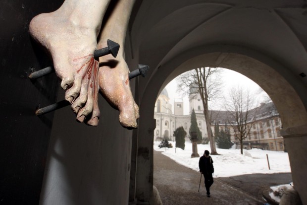 Eine neue Studie uber Missbrauch im Kloster Ettal zeigt, dass die Ubergriffe dort System hatten. Nun kampft das Internat mit den Konsequenzen
