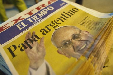 La photo du nouveau pape Francois, ex-cardinal Bergoglio, a la une de journaux en Colombie, le 13 mars 2013 (Photo Raul Arboleda. AFP)