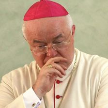 Imagen del 12 de agosto del 2011 del ahora destituido nuncio apostolico de Republica Dominicana, Josef Wesolowski, durante un acto de condecoracion a un diplomatico colombiano en Santo Domingo. (EFE)
