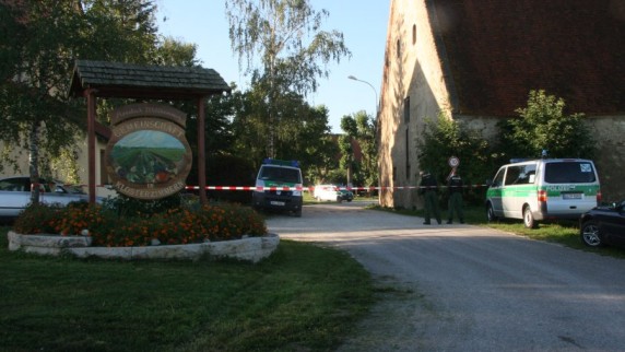 Gro?einsatz der Polizei bei der Glaubengemeinschaft "Zwolf Stamme" in Klosterzimmern (Kreis Donau-Ries) am 5. September 2013: Die Beamten nahmen alle Kinder der Gruppe mit.