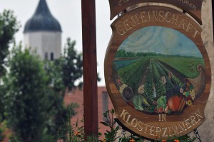 Ein Willkommensgru? der Gemeinschaft Klosterzimmern bei Deiningen. Der Privatschule der Gemeinschaft wurde die Genehmigung entzogen