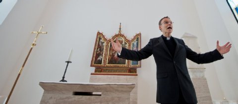 Limburgs Bischof, Franz-Peter Tebartz-van Elst, verliert den papstlichen Ruckhalt fur sein Leben im Pomp. Foto: dpa