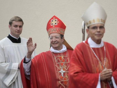 Auf dem Weg zum Gottesdienst: Kurienkardinal Giovanni Lajolo (links) und Bischof Franz-Peter Tebartz-van Elst. Foto: dpa
