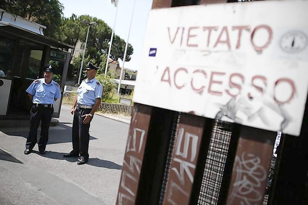 Security guards stand in front of entrance of the courthouse in Rome (Tony Gentile Reuters, / September 16, 2013)