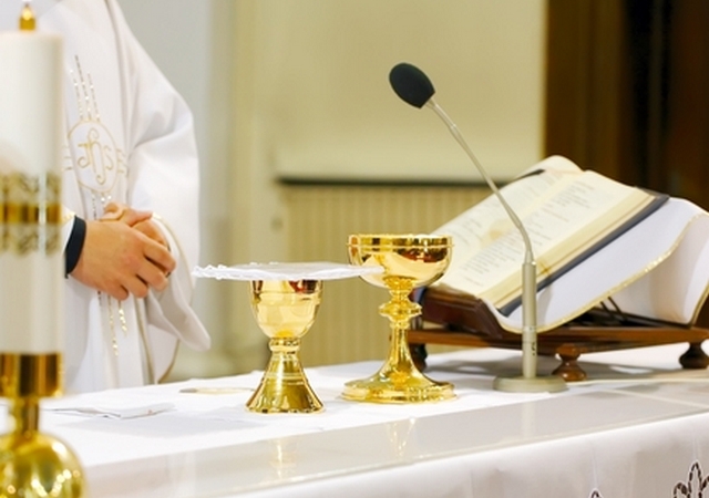 El sacerdote Gil Wojciech llevo a algunas de sus victimas de la iglesia de Juncalito a Polonia.