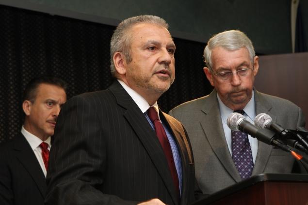 Brooklyn DA Charles Hynes (right) and Chief of the Rackets Division Michael Vecchione, (center) announced the indictment of Samuel Kellner, 49, on charges of paying a witness to falsely testify in a sex crime case.