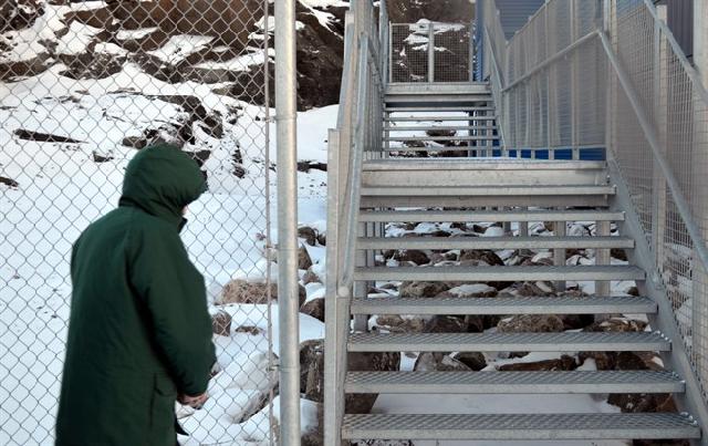 Eric Dejaeger heads into court in Iqaluit, Nunavut on Monday nov. 18, 2013. THE CANADIAN PRESS/Aaron Watson