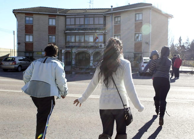 Familiares de los cinco detenidos junto al sacerdote de Borja. Efe