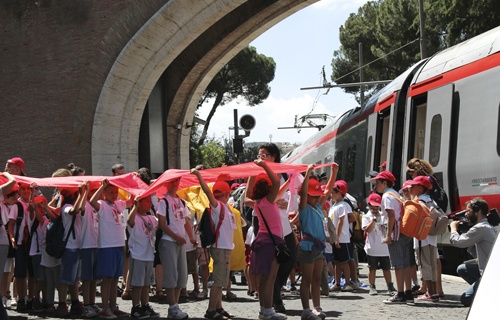 Pope Francis greets children as they arrive in Vatican City aboard a train during the Journey of Beauty event June 23, 2013. Credit: Alan Holdren/CNA.