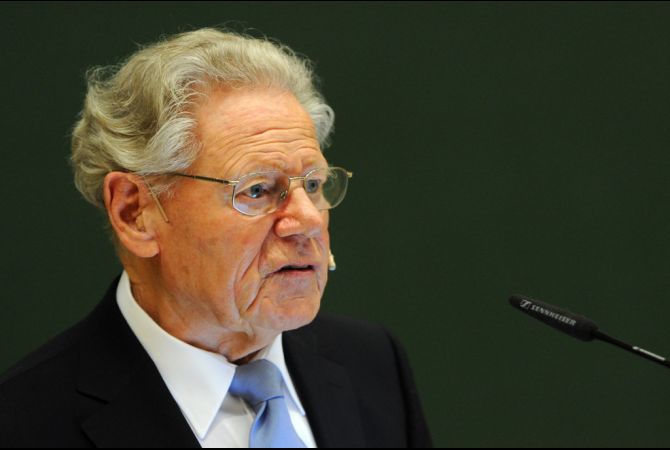 Swiss Catholic theologian Hans Kung delivers a speech during a ceremony at the University of Tubingen, southern Germany, on April 22, 2013. Kung retired from public life some days after his 85th birthday. (Daniel Bockwoldt/Getty Images)