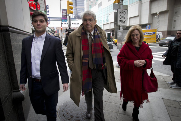 Thomas Bergstrom, center, attorney representing Monsignor William Lynn, arrives at the Criminal Justice Center with two assistants on Monday, morning Dec. 30, 2013. for a bail hearing after Lynn's conviction was overturned. ( ALEJANDRO A. ALVAREZ / STAFF PHOTOGRAPHER ) (DN)