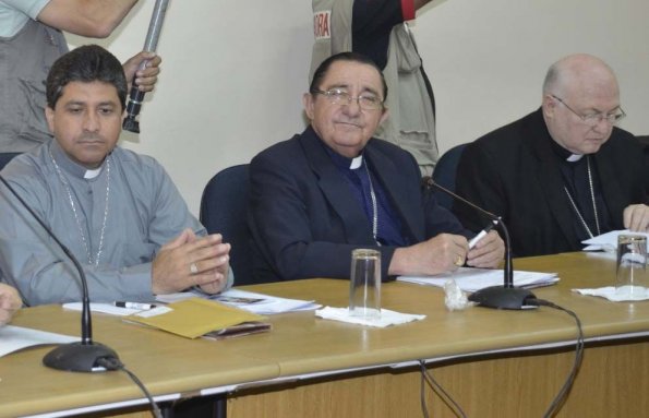 Mons. Rogelio Livieres Plano, primero de la derecha, cuando aun participaba de la asamblea de la CEP. Aparecen con el los obispos Sebelio Peralta y Miguel A. Cabello. / ABC Color