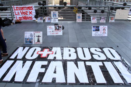 Pancartas usadas por miembros de la Agrupacion de ninos abusados manifestandose, el pasado 11 de noviembre en Santiago de Chile, contra el sacerdote de los Legionarios de Cristo John O'Reilly, que fue declarado culpable del delito de abuso sexual reiterado en contra de una menor. / ELVIS GONZALEZ (EFE)