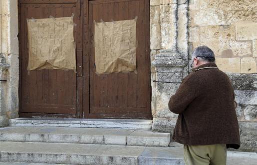 Vecinos de sa Pobla han colgado carteles en apoyo del parroco.