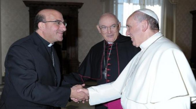 Mons. Fernando Chomali y el Papa Francisco. Foto: Conferencia Episcopal de Chile.