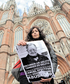 Junto a organizaciones que la apoyan, Julieta Anazco ya organizo dos escraches al cura, hoy de 86 anos.
