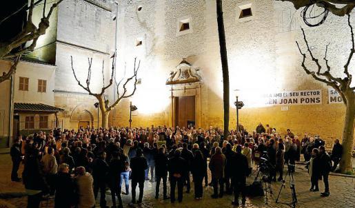 Numerosos vecinos de sa Pobla mostraron su apoyo al parroco Juan Pons, acusado de abusos sexuales por parte de un joven, el qual ha retirado la denuncia este lunes.