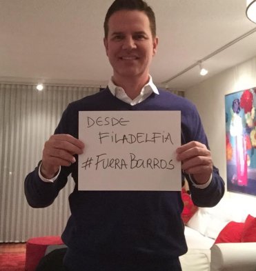 El periodista Juan Carlos Cruz inicio una campana virtual desde Estados Unidos, donde reside, para exigir la salida del nuevo obispo de Osorno, Juan Barros, al que acusa de haber encubierto los abusos sexuales del cura Fernando Karadima. Connotadas personalidades del teatro, el cine y la television hicieron causa comun con el en torno al mensaje "Fuera Barros".