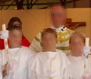 Pfarrer Georg K. mit Kommunionkindern.