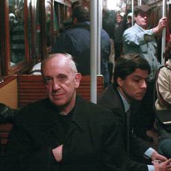 (©LAPRESSE) CARDINAL BERGOGLIO ON THE BUENOS AIRES UNDERGROUND