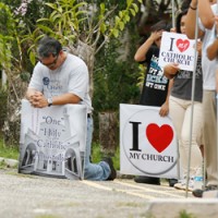 Gregorio Sablan prays the rosary during a gathering of Immaculate Heart of Mary parishioners at the Archdiocese of Agana chancery in Hagatna yesterday. The parishioners gathered to show support for their pastor, Rev. Mike Crisostomo, who was summoned to meet with the archbishop reportedly over poor collections for the Archdiocesan Annual Appeal. Photo by Matt Weiss / Variety
