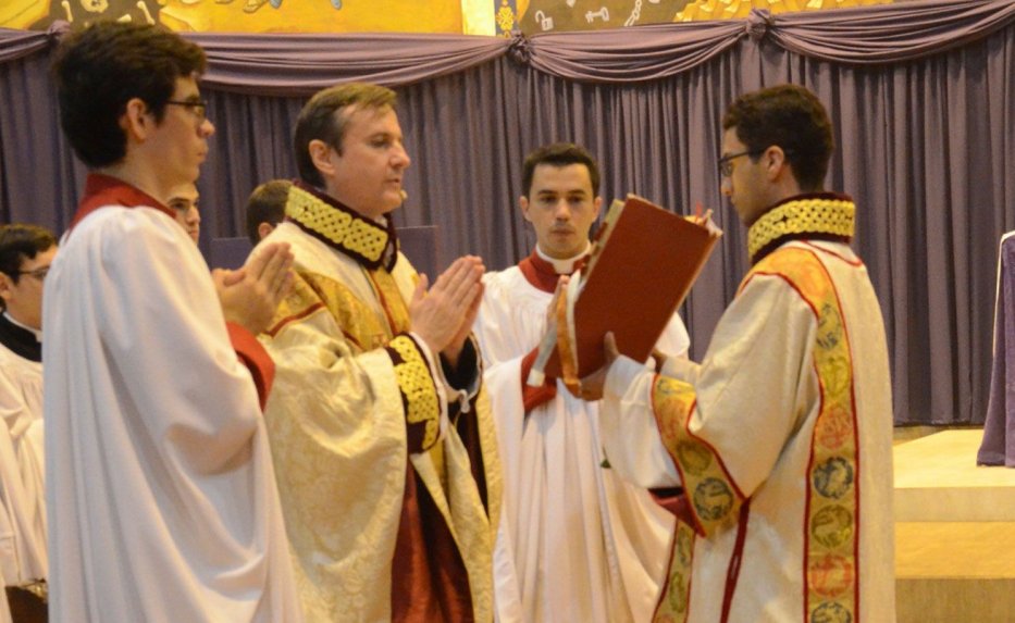 El sacerdote Carlos Urrutigoity, en el centro, durante un oficio religioso desarrollado en el este del pais. Fue invitado a abandonar la diocesis y ya viajo a su pais de origen. / ABC ColorAMPLIAR