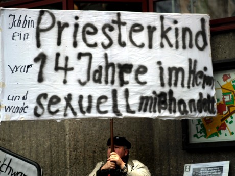 Ein Opfer klagt an: Eine gro?e Aufarbeitung von Missbrauchsskandalen in der Kirche war jedoch gescheitert. Foto: dapd
