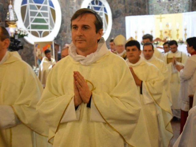 En la imagen, el sacerdote Carlos Urrutigoity. | Foto: Archivo UH.