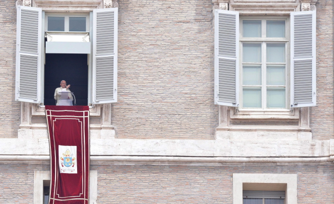 Pope Francis blesses faithful during the Angelus prayer in St. Peter's square at the Vatican, Vatican City, 14 June 2015. EPA/MAURIZIO BRAMBATTI
