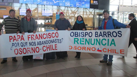 Los chilenos al partir de Chile con los carteles.
