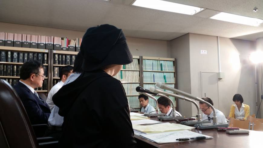 A rape victim in her 40s from the Hokkaido city of Kushiro speaks in Tokyo of both relief at the Supreme Court ruling declaring her eligible for compensation on Friday and lingering hatred of the perpetrator, her uncle. | TOMOHIRO OSAKI