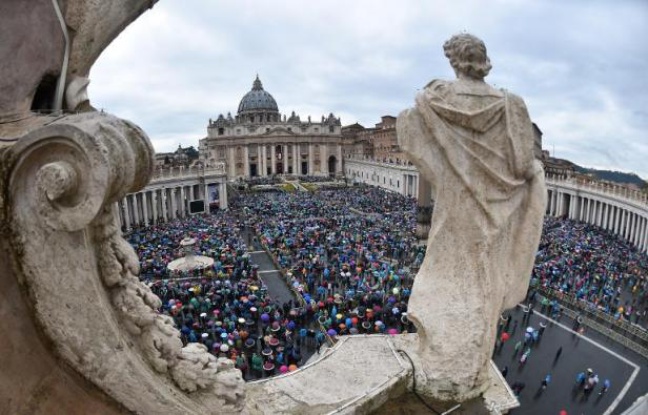 Les fideles catholiques suivent sous la pluie la messe des Paques presidee par le pape Francois, le 5 avril 2015 sur la Place Saint-Pierre au Vatican - GABRIEL BOUYS AFP