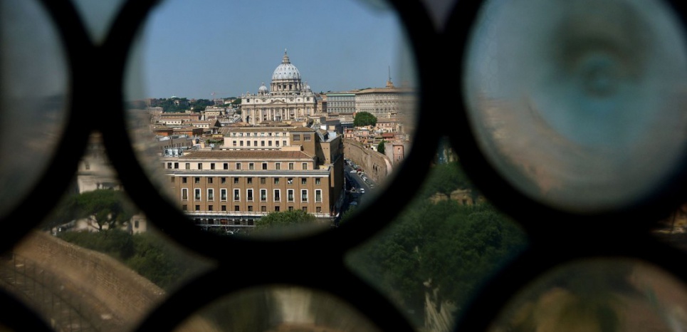 La basilique Saint-Pierre du Vatican vue depuis le Chateau Saint-Ange, a Rome, le 16 juillet 2015. (AFP PHOTO / TIZIANA FABI)