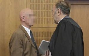 Pfarrer Georg K. (links) bespricht sich mit seinem Verteidiger Wilhelm Helms aus Hannover.