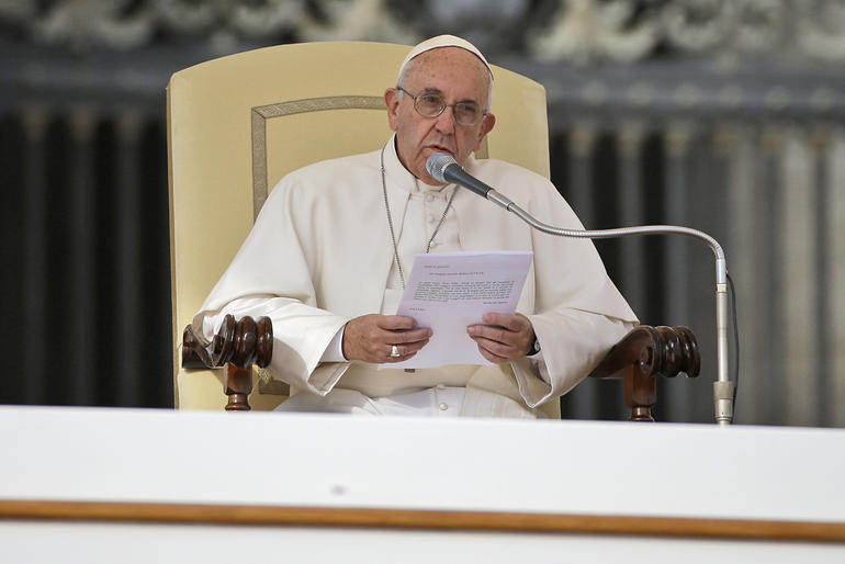 Speaking to Oggi magazine, Leonardo Boff, a theologian with close ties to Francis, said that this was "a trap set by those on the Right of the Church who oppose the Pope.