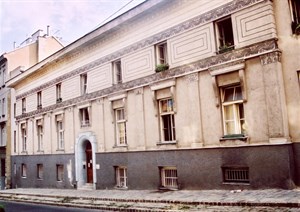 Ein etwa 30 Jahre altes Foto des ehemaligen Kinderheims in der Lacknergasse (heute die Zweite Gruft). Die das ehemalige Heim betreffenden bisher vorliegenden Vorfalle liegen weiter zuruck, insgesamt betrafen die meisten den Zeitraum von 1950 bis 1980.
