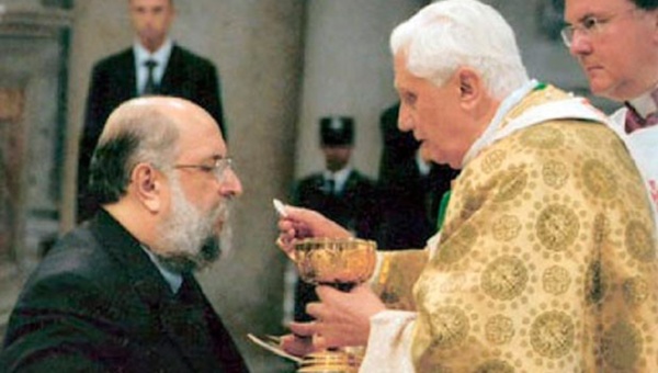 Founder of Sodalitium receiving first communion from Pope Benedict | Photo: LaMula.pe