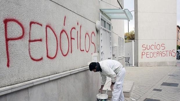 Pintadas en las paredes de la parroquia de Granada, donde oficiaba misa el padre Roman - Efe